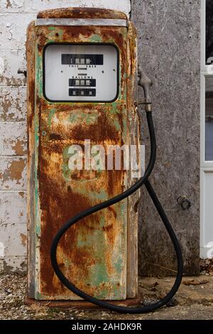 Ancienne pompe à gaz rouillée vieille station d'essence sur l'historique Route 66. Odell, Illinois, États-Unis Banque D'Images