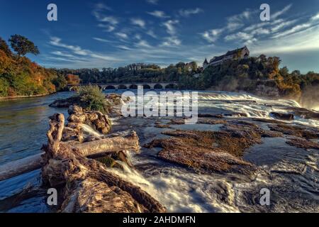 Une longue exposition photo de la Rhein falls avec le château de Laufen sur l'arrière-plan. Banque D'Images