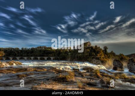 Une longue exposition photo de la Rhein falls avec le château de Laufen sur l'arrière-plan. Banque D'Images