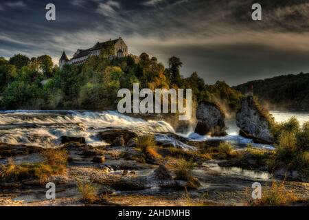 Une longue exposition photo de la Rhein falls avec le château de Laufen sur l'arrière-plan. Banque D'Images