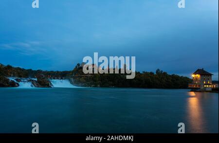 Une longue exposition photo de la Rhein falls avec le château de Laufen sur l'arrière-plan. Banque D'Images