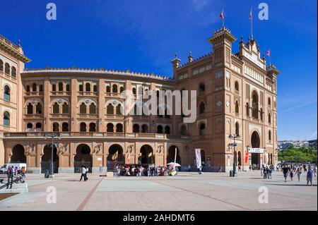 Les gens en dehors de la mise en file d'arènes de Las Ventas, Plaza de Toros, Madrid, Espagne Banque D'Images