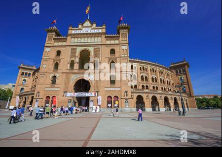 Les gens en dehors de la mise en file d'arènes de Las Ventas, Plaza de Toros, Madrid, Espagne Banque D'Images