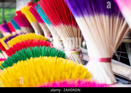 Gros plan sur les faisceaux de couleurs traditionnelles d'encens vietnamiens à l'atelier dans un village proche de la ville de Hue, Vietnam Banque D'Images