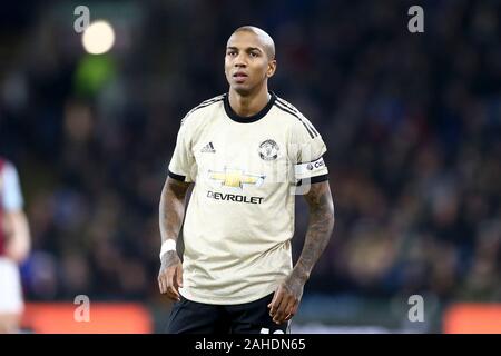 Burnley, Royaume-Uni. 28 Dec, 2019. Ashley Young de Manchester United. Premier League, Burnley v Manchester Utd à Turf Moor à Burnley, Lancashire le samedi 28 décembre 2019. Cette image ne peut être utilisé qu'à des fins rédactionnelles. Usage éditorial uniquement, licence requise pour un usage commercial. Aucune utilisation de pari, de jeux ou d'un seul club/ligue/dvd publications. Photos par Chris Stading/Andrew Orchard la photographie de sport/Alamy live news Crédit : Andrew Orchard la photographie de sport/Alamy Live News Banque D'Images