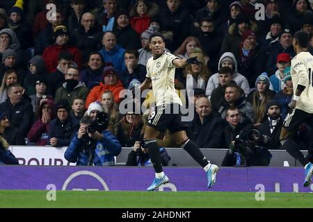 Burnley, Royaume-Uni. 28 Dec, 2019. Anthony martiale de Manchester United (9) célèbre après avoir marqué son 1er but équipes. Premier League, Burnley v Manchester Utd à Turf Moor à Burnley, Lancashire le samedi 28 décembre 2019. Cette image ne peut être utilisé qu'à des fins rédactionnelles. Usage éditorial uniquement, licence requise pour un usage commercial. Aucune utilisation de pari, de jeux ou d'un seul club/ligue/dvd publications. Photos par Chris Stading/Andrew Orchard la photographie de sport/Alamy live news Crédit : Andrew Orchard la photographie de sport/Alamy Live News Banque D'Images