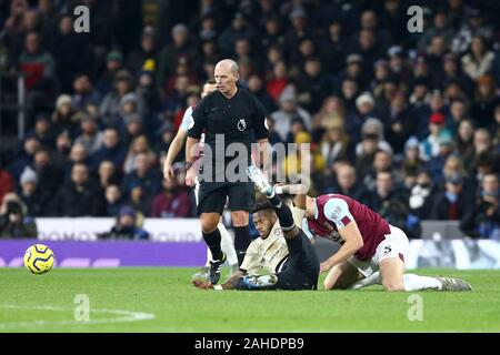 Burnley, Royaume-Uni. 28 Dec, 2019. Fred de Manchester United (l) est souillée par James Tarkowski de Burnley. Premier League, Burnley v Manchester Utd à Turf Moor à Burnley, Lancashire le samedi 28 décembre 2019. Cette image ne peut être utilisé qu'à des fins rédactionnelles. Usage éditorial uniquement, licence requise pour un usage commercial. Aucune utilisation de pari, de jeux ou d'un seul club/ligue/dvd publications. Photos par Chris Stading/Andrew Orchard la photographie de sport/Alamy live news Crédit : Andrew Orchard la photographie de sport/Alamy Live News Banque D'Images