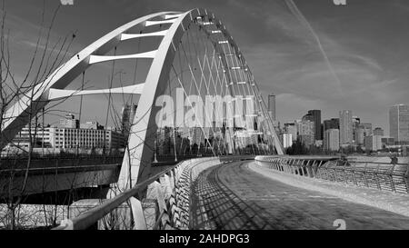 Vue panoramique sur Walterdale suspension bridge et le centre-ville d'Edmonton, Alberta, Canada. Banque D'Images