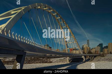 Vue panoramique sur Walterdale suspension bridge et le centre-ville d'Edmonton, Alberta, Canada. Banque D'Images