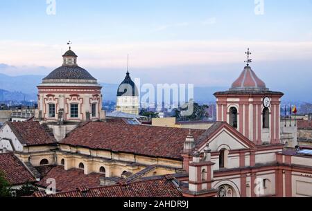 Tours et toits de bâtiments historiques dans le quartier de La Candelaria de Bogota, Colombie, avec l'église de San Ignacio en premier plan Banque D'Images