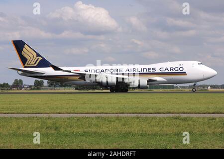 Singapore Airlines Cargo Boeing 747-400 immatriculé 9F avec V-SFF tout juste de se poser sur la piste 18R (Polderbaan) de l'aéroport de Schiphol. Banque D'Images