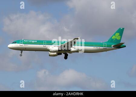 Aer Lingus irlandais Airbus A321-200 avec enregistrement EI-CPH en courte finale pour la piste 18C de l'aéroport de Schiphol. Banque D'Images