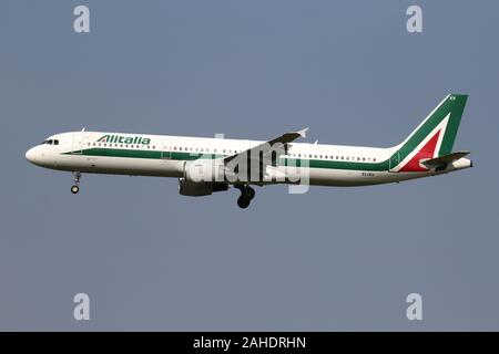 Alitalia Airbus A321-100 avec enregistrement EI-IXV en courte finale pour la piste 18C de l'aéroport de Schiphol. Banque D'Images