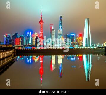 La ville de Shanghai skyline, vue sur les gratte-ciel de Pudong et la rivière Huangpu. Shanghai, Chine. Banque D'Images