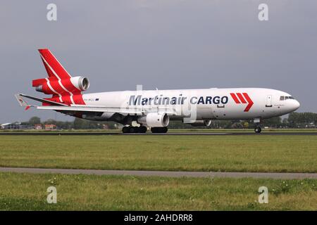 Le néerlandais Martinair Cargo McDonnell Douglas MD-11F avec l'inscription PH-MCU tout juste de se poser sur la piste 18R (Polderbaan) de l'aéroport de Schiphol. Banque D'Images