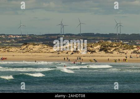 Les baigneurs sur la plage de Gamboa à Peniche Estremadura Portugal Banque D'Images