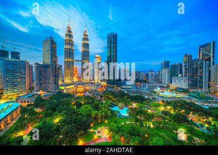 Kuala Lumpur, Malaisie. Coucher du soleil à parc KLCC Banque D'Images