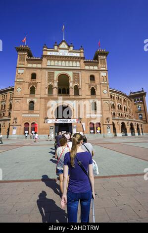 Les gens faisant la queue pour entrer dans l'arène de Las Ventas, Plaza de Toros, Madrid, Espagne. Banque D'Images