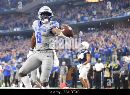 Arlington, États-Unis. 28 Dec, 2019. Memphis Tigers Patrick Taylor scores sur 3 verges contre Penn State au cours de la première moitié du 84e Goodyear Cotton Bowl Classic le Samedi, Décembre 28, 2019 chez AT&T Stadium. Photo par Ian Halperin/UPI UPI : Crédit/Alamy Live News Banque D'Images