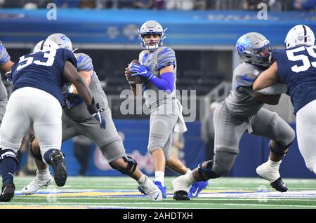 Arlington, États-Unis. 28 Dec, 2019. Memphis Tigers Sean Clifford ressemble à lancer contre Penn State au cours de la première moitié du 84e Goodyear Cotton Bowl Classic le Samedi, Décembre 28, 2019 chez AT&T Stadium. Photo par Ian Halperin/UPI UPI : Crédit/Alamy Live News Banque D'Images