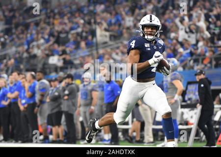 Arlington, États-Unis. 28 Dec, 2019. Penn State Nittany Voyage Bworn scores sur un 32 verges agsainst les Memphis Tigers au cours de la première moitié du 84e Goodyear Cotton Bowl Classic le Samedi, Décembre 28, 2019 chez AT&T Stadium. Photo par Ian Halperin/UPI UPI : Crédit/Alamy Live News Banque D'Images