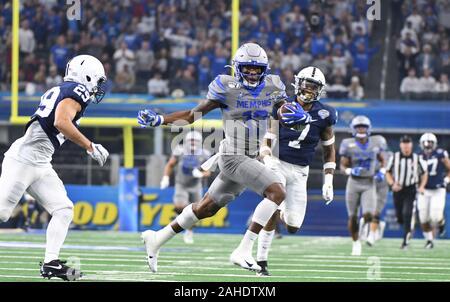 Arlington, États-Unis. 28 Dec, 2019. Memphis Tigers Kedarian Jones fait prendre contre la défense de l'État de Pennsylvanie au cours de la première moitié du 84e Goodyear Cotton Bowl Classic le Samedi, Décembre 28, 2019 chez AT&T Stadium. Photo par Ian Halperin/UPI UPI : Crédit/Alamy Live News Banque D'Images