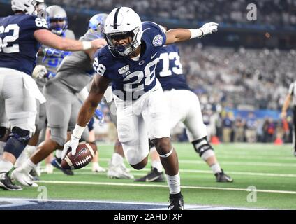 Arlington, États-Unis. 28 Dec, 2019. Penn State Devon Ford scores sur un 2 verges contre les Memphis Tigers au cours de la première moitié du 84e Goodyear Cotton Bowl Classic le Samedi, Décembre 28, 2019 chez AT&T Stadium. Photo par Ian Halperin/UPI UPI : Crédit/Alamy Live News Banque D'Images