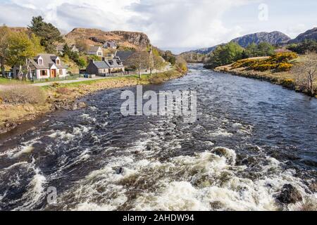 Le village de Poolewe, Wester Ross, avec la rivière Ewe qui traverse, sur les rives du Loch Ewe, dans les hautes terres du nord-ouest de l'Écosse Banque D'Images