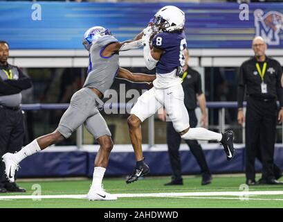 Arlington, TX, États-Unis. 28 Dec, 2019. Penn State's Marquis Wilson # 8 arrache une interception du Memphis récepteur pendant la Goodyear Cotton Bowl Classic match de football entre les Memphis Tigers et les Penn State Nittany Lions au Stade AT&T à Arlington, TX. Kyle Okita/CSM/Alamy Live News Banque D'Images