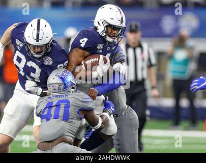 Arlington, TX, États-Unis. 28 Dec, 2019. Penn State's Journey Brown # 4 vise à pouvoir par Memphis humains pendant la Goodyear Cotton Bowl Classic match de football entre les Memphis Tigers et les Penn State Nittany Lions au Stade AT&T à Arlington, TX. Kyle Okita/CSM/Alamy Live News Banque D'Images