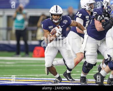 Arlington, TX, États-Unis. 28 Dec, 2019. Penn State RB Voyage Brown # 4 porte la balle pendant la Goodyear Cotton Bowl Classic match de football entre les Memphis Tigers et les Penn State Nittany Lions au Stade AT&T à Arlington, TX. Kyle Okita/CSM/Alamy Live News Banque D'Images