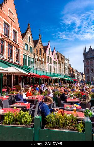 Les gens assis à al fresco restaurants autour du Markt, dans le centre de Bruges, Belgique Banque D'Images