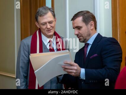 U.S. Sous-secrétaire d'État adjoint aux affaires européennes et eurasiennes George P. Kent, gauche, rencontre avec conseiller présidentiel ukrainien Konstantin Yeliseyev 3 décembre 2018 à Kiev, Ukraine. Banque D'Images