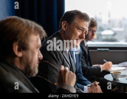 U.S. Sous-secrétaire d'État adjoint aux affaires européennes et eurasiennes George P. Kent est titulaire d'un petit-déjeuner de travail avec les représentants de la société civile le 4 décembre 2018 à Kiev, Ukraine. Banque D'Images