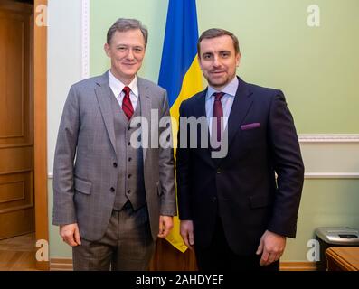 U.S. Sous-secrétaire d'État adjoint aux affaires européennes et eurasiennes George P. Kent, gauche, rencontre avec conseiller présidentiel ukrainien Konstantin Yeliseyev 3 décembre 2018 à Kiev, Ukraine. Banque D'Images