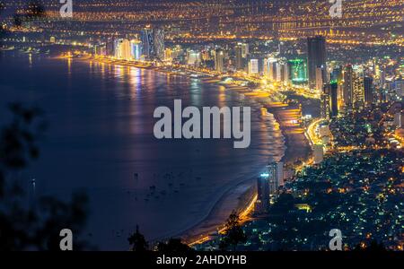 Da Nang City vu de Ban Co vue pointe dans la nuit, au Vietnam. Banque D'Images