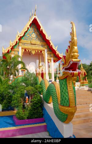 Serpent Naga en face d'une chapelle bouddhiste au temple Wat Suwankiriket school à Karon, province de Phuket, Thailande. Banque D'Images