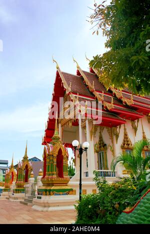 Chapelle bouddhiste au temple Wat Suwankiriket school à Karon, province de Phuket, Thailande. Banque D'Images