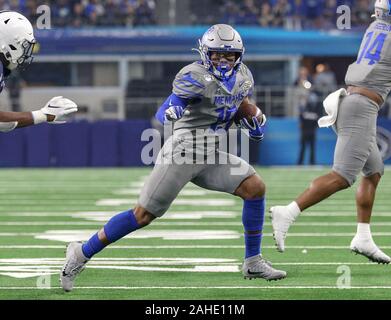 Arlington, TX, États-Unis. 28 Dec, 2019. Memphis RB Kenneth Gainwell # 19 porte le ballon au cours de la Goodyear Cotton Bowl Classic match de football entre les Memphis Tigers et les Penn State Nittany Lions au Stade AT&T à Arlington, TX. Kyle Okita/CSM/Alamy Live News Banque D'Images