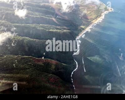 Kauai, États-Unis d'Amérique. 27 Décembre, 2019. Une garde côtière des États-Unis HC-130 Hercules de l'équipage de l'avion Air Station barbiers recherches Point la côte de Na Pali de Kauai et l'absence d'hélicoptère tour avec sept personnes à bord, 27 décembre 2019 à Hawaï. Le vol en hélicoptère voir avec Safari Helicopters n'a pas réussi à revenir après un court vol pour voir la côte accidentée. Crédit : Le lieutenant Dan Winter/USCG/Alamy Live News Banque D'Images