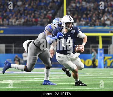 Arlington, États-Unis. 28 Dec, 2019. Sean Penn State Clifford est présenté par Memphis Tigers Everett Cunningham au cours de la seconde moitié du 84e Goodyear Cotton Bowl Classic le Samedi, Décembre 28, 2019 chez AT&T Stadium. La Nittany Lions défait les Tigers 53-39. Photo par Ian Halperin/UPI UPI : Crédit/Alamy Live News Banque D'Images