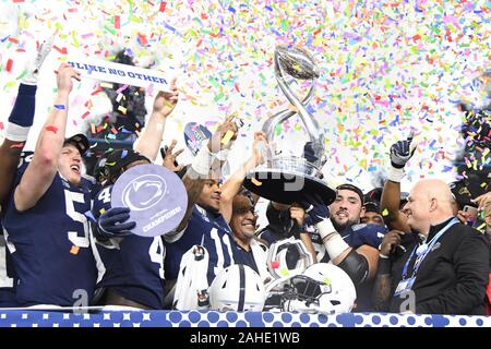 Arlington, États-Unis. 28 Dec, 2019. La Penn State Nittany Lions célèbrent leur victoire sur le Memphis Tigers jouent dans le 84e Goodyear Cotton Bowl Classic le Samedi, Décembre 28, 2019 chez AT&T Stadium. La Nittany Lions défait les Tigers 53-39. Photo par Ian Halperin/UPI UPI : Crédit/Alamy Live News Banque D'Images