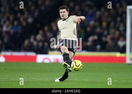 Burnley, Royaume-Uni. 28 Dec, 2019. Harry Maguire de Manchester United en action. Premier League, Burnley v Manchester Utd à Turf Moor à Burnley, Lancashire le samedi 28 décembre 2019. Cette image ne peut être utilisé qu'à des fins rédactionnelles. Usage éditorial uniquement, licence requise pour un usage commercial. Aucune utilisation de pari, de jeux ou d'un seul club/ligue/dvd publications. Photos par Chris Stading/Andrew Orchard la photographie de sport/Alamy live news Crédit : Andrew Orchard la photographie de sport/Alamy Live News Banque D'Images