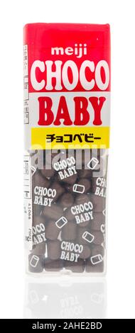 Winneconne, WI - 16 novembre 2019 : un paquet de choco Meiji snack-bébé sur un fond isolé Banque D'Images