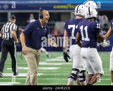 Arlington, TX, États-Unis. 28 Dec, 2019. L'entraîneur-chef de l'État de Pennsylvanie James pendant la Goodyear Cotton Bowl Classic match de football entre les Memphis Tigers et les Penn State Nittany Lions au Stade AT&T à Arlington, TX. Kyle Okita/CSM/Alamy Live News Banque D'Images