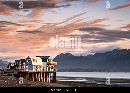 Coucher de soleil sur les boutiques et restaurants sur Homer Spit le long de la baie Kachemak à Homer, Alaska. Homer est connu comme la fin de la route et est entouré de désert et l'océan. Banque D'Images