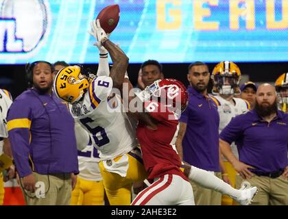 Atlanta, États-Unis. 28 Dec, 2019. LSU Tigers récepteur large terrasse Marshall fils (L) permet une réception sur Oklahoma Sooners Tre évoluait Brown (R) au cours de la première moitié de la Chick-fil-A Peach Bowl jeu demi-finale NCAA de Mercedes-Benz Stadium à Atlanta, le 28 décembre 2019. Photo de David Tulis/UPI UPI : Crédit/Alamy Live News Banque D'Images