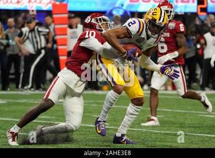 Atlanta, États-Unis. 28 Dec, 2019. Oklahoma Sooners coffre Pat Champs (10) s'empare de LSU Tigers wide receiver Justin Jefferson (2) au cours de la première moitié de la Chick-fil-A Peach Bowl jeu demi-finale NCAA de Mercedes-Benz Stadium à Atlanta, le 28 décembre 2019. Photo de David Tulis/UPI UPI : Crédit/Alamy Live News Banque D'Images
