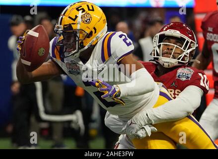 Atlanta, États-Unis. 28 Dec, 2019. LSU Tigers wide receiver Justin Jefferson (2) de l'Oklahoma Sooners brouille Pat sécurité (10 champs) pour un touché au cours de la première moitié de la Chick-fil-A Peach Bowl jeu demi-finale NCAA de Mercedes-Benz Stadium à Atlanta, le 28 décembre 2019. Photo de David Tulis/UPI UPI : Crédit/Alamy Live News Banque D'Images