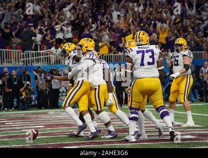Atlanta, États-Unis. 28 Dec, 2019. LSU Tigers wide receiver Justin Jefferson (2) célèbre un touché contre l'Oklahoma Sooners pendant la première moitié de la Chick-fil-A Peach Bowl jeu demi-finale NCAA de Mercedes-Benz Stadium à Atlanta, le 28 décembre 2019. Photo de David Tulis/UPI UPI : Crédit/Alamy Live News Banque D'Images